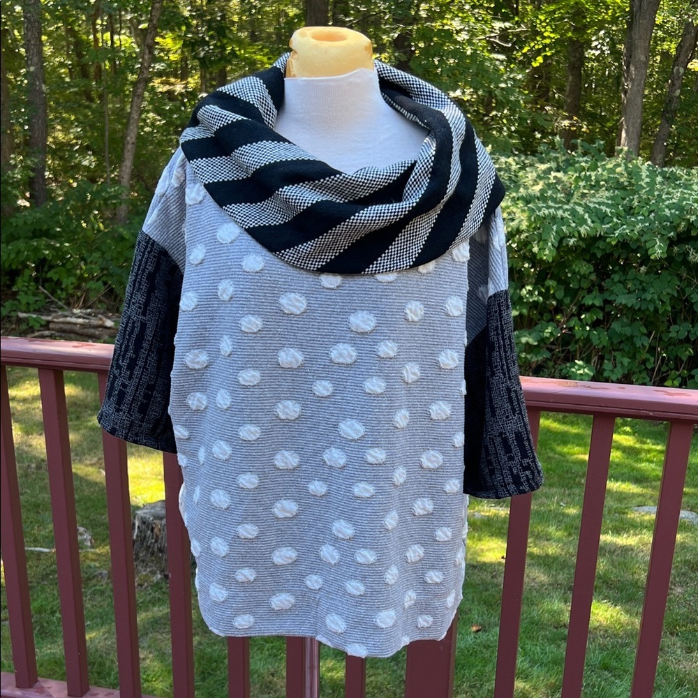 Kedem Sasson OS grey multi mixed fabric high neck top.